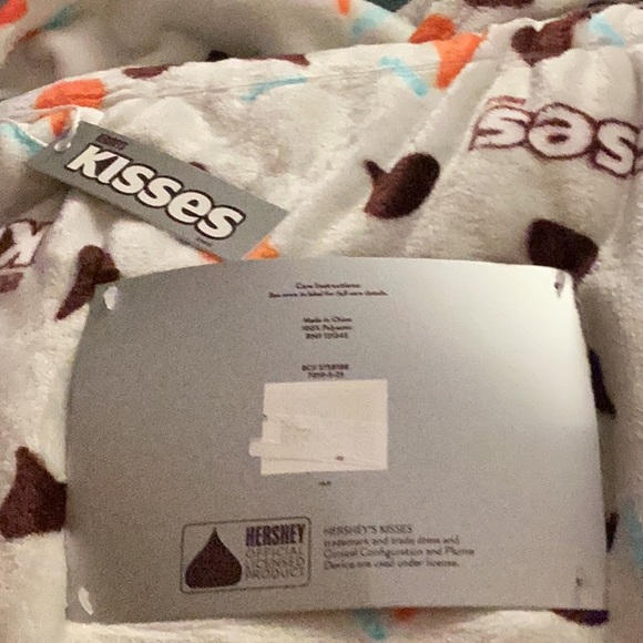 NWT Hershey Kisses Oversized Plush Throw 
Brand New With Tags 60”X 70” - Picture 6 of 8